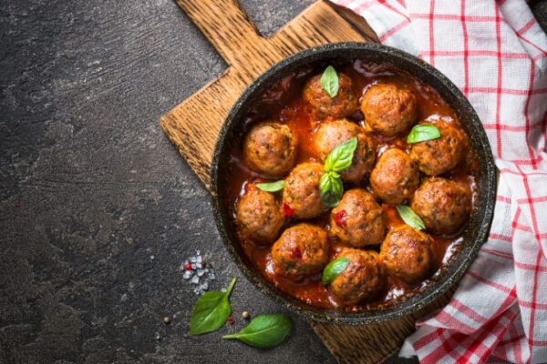 Meatballs,In,Tomato,Sauce,In,A,Frying,Pan,On,Dark